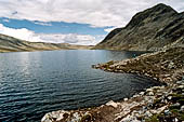 Parco Jotunheimen, Norvegia. Il lago Bessvatn dopo la ripida discesa lungo il Besseggen 